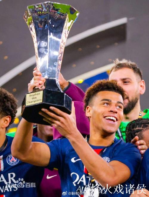 “巴黎圣日耳曼新星杜埃荣膺2026欧洲金童奖”